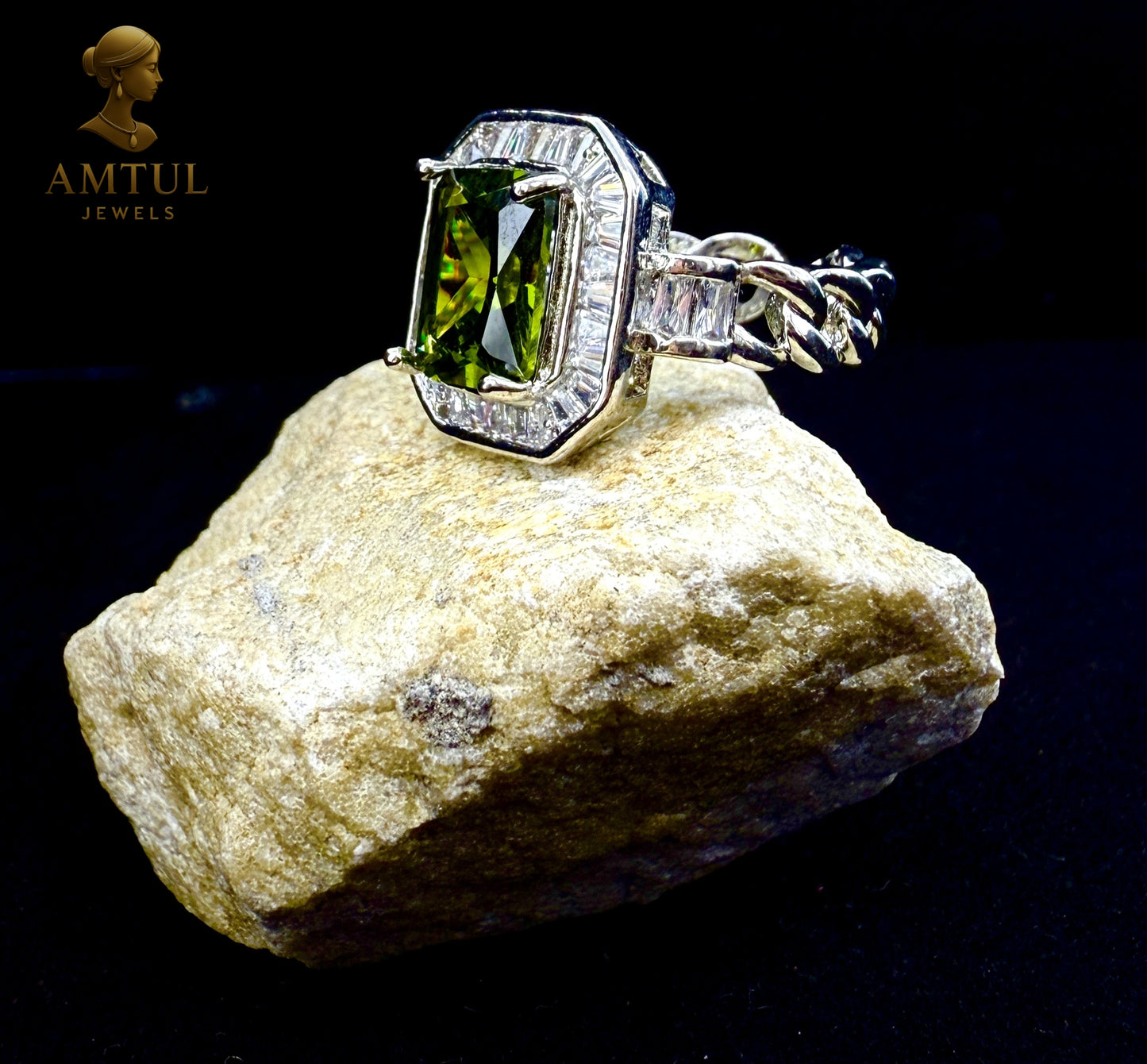 💎Emerald Radiance Halo Ring