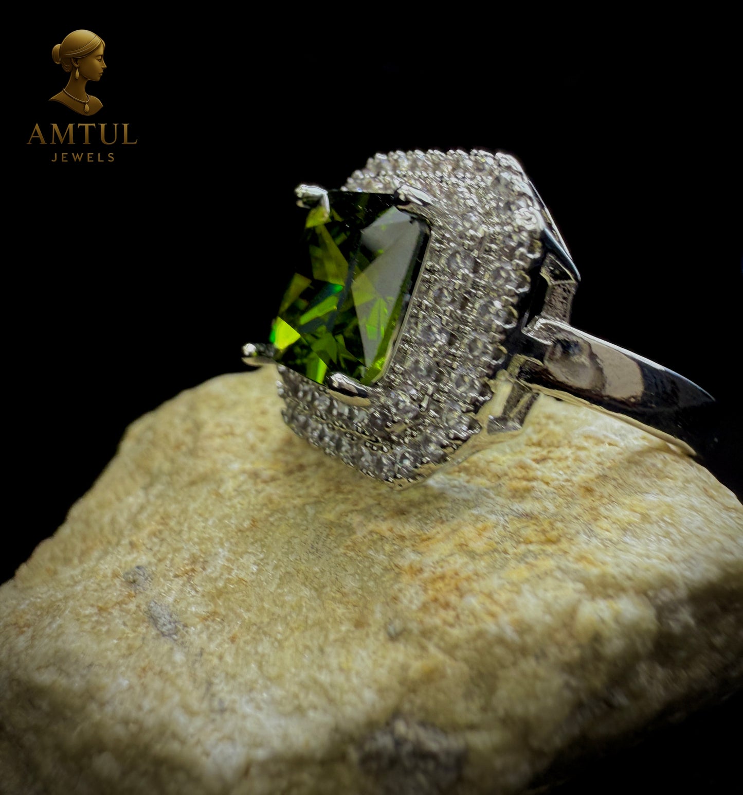 👑 Royal Olive Spark Ring