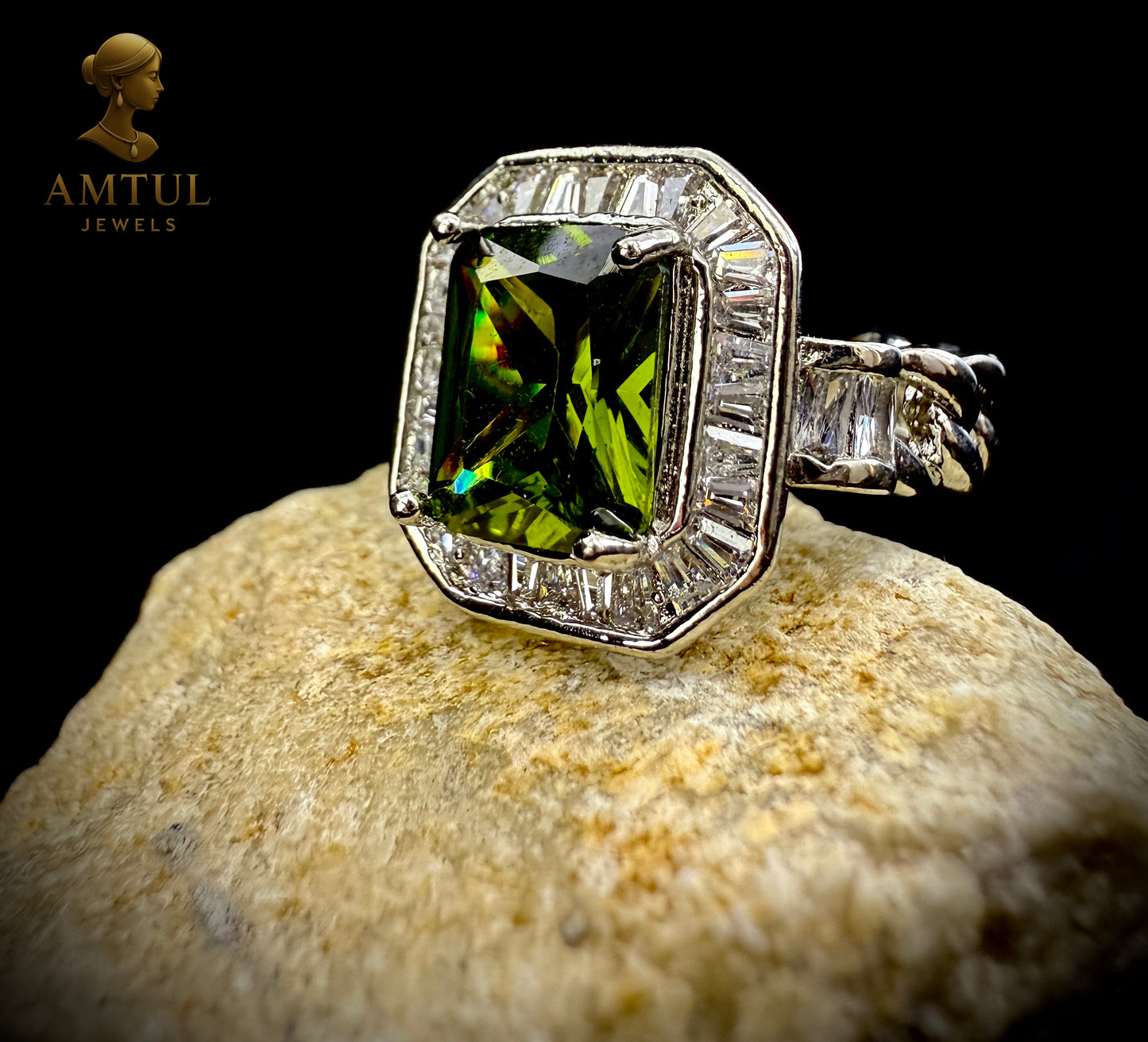 💎Emerald Radiance Halo Ring